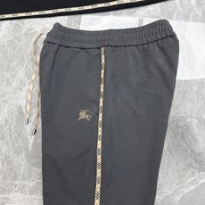 Burberry秋冬限定直筒休闲卫裤,自带英伦复古格调,男士衣橱刚需神裤❤️甄选高垂顺天丝混纺面料,软糯透气不闷身,春秋 Burberry秋冬限定直筒休闲卫裤,自带英伦复古格调,男士衣橱刚需神裤❤️甄选高垂顺天丝混纺面料,软糯透气不闷身,春秋
