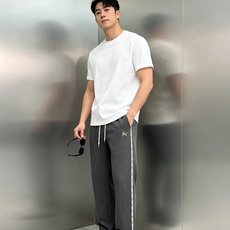 Burberry秋冬限定直筒休闲卫裤,自带英伦复古格调,男士衣橱刚需神裤❤️甄选高垂顺天丝混纺面料,软糯透气不闷身,春秋 Burberry秋冬限定直筒休闲卫裤,自带英伦复古格调,男士衣橱刚需神裤❤️甄选高垂顺天丝混纺面料,软糯透气不闷身,春秋