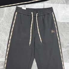 Burberry秋冬限定直筒休闲卫裤,自带英伦复古格调,男士衣橱刚需神裤❤️甄选高垂顺天丝混纺面料,软糯透气不闷身,春秋 Burberry秋冬限定直筒休闲卫裤,自带英伦复古格调,男士衣橱刚需神裤❤️甄选高垂顺天丝混纺面料,软糯透气不闷身,春秋