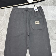 Burberry秋冬限定直筒休闲卫裤,自带英伦复古格调,男士衣橱刚需神裤❤️甄选高垂顺天丝混纺面料,软糯透气不闷身,春秋 Burberry秋冬限定直筒休闲卫裤,自带英伦复古格调,男士衣橱刚需神裤❤️甄选高垂顺天丝混纺面料,软糯透气不闷身,春秋