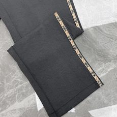 Burberry秋冬限定直筒休闲卫裤,自带英伦复古格调,男士衣橱刚需神裤❤️甄选高垂顺天丝混纺面料,软糯透气不闷身,春秋 Burberry秋冬限定直筒休闲卫裤,自带英伦复古格调,男士衣橱刚需神裤❤️甄选高垂顺天丝混纺面料,软糯透气不闷身,春秋
