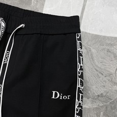 Dior迪奥秋冬限定天丝休闲直筒裤.把奢华感藏进日常通勤穿搭里.甄选定制高支天丝混纺,自带柔光垂感,久坐不起褶皱,透气不 Dior迪奥秋冬限定天丝休闲直筒裤.把奢华感藏进日常通勤穿搭里.甄选定制高支天丝混纺,自带柔光垂感,久坐不起褶皱,透气不