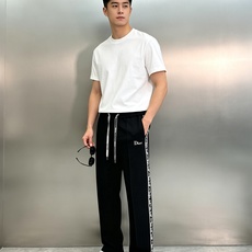 Dior迪奥秋冬限定天丝休闲直筒裤.把奢华感藏进日常通勤穿搭里.甄选定制高支天丝混纺,自带柔光垂感,久坐不起褶皱,透气不 Dior迪奥秋冬限定天丝休闲直筒裤.把奢华感藏进日常通勤穿搭里.甄选定制高支天丝混纺,自带柔光垂感,久坐不起褶皱,透气不