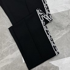 Dior迪奥秋冬限定天丝休闲直筒裤.把奢华感藏进日常通勤穿搭里.甄选定制高支天丝混纺,自带柔光垂感,久坐不起褶皱,透气不 Dior迪奥秋冬限定天丝休闲直筒裤.把奢华感藏进日常通勤穿搭里.甄选定制高支天丝混纺,自带柔光垂感,久坐不起褶皱,透气不