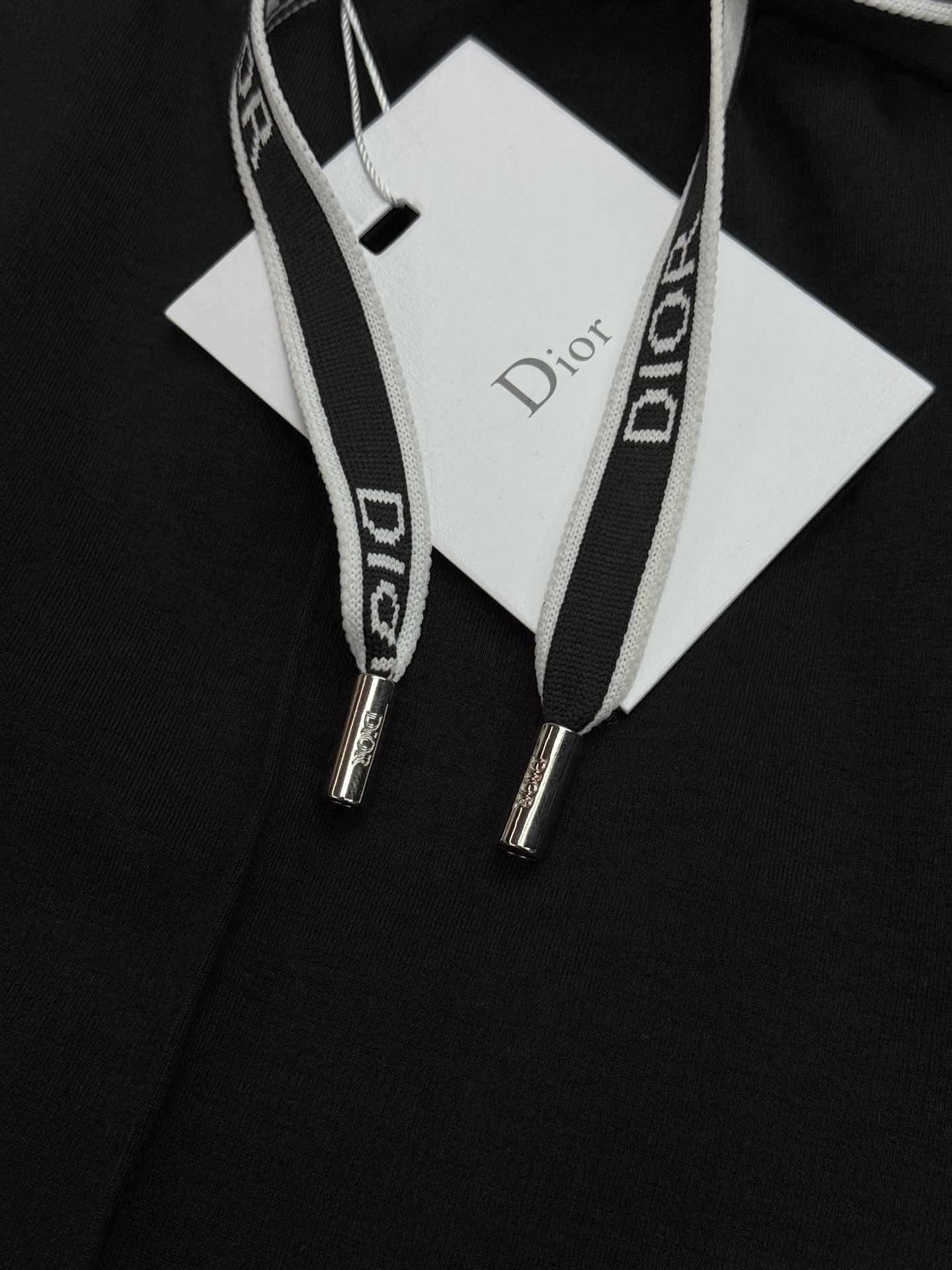 Dior迪奥秋冬限定天丝休闲直筒裤.把奢华感藏进日常通勤穿搭里.甄选定制高支天丝混纺,自带柔光垂感,久坐不起褶皱,透气不 Dior迪奥秋冬限定天丝休闲直筒裤.把奢华感藏进日常通勤穿搭里.甄选定制高支天丝混纺,自带柔光垂感,久坐不起褶皱,透气不