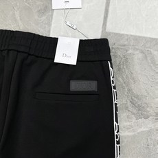 Dior迪奥秋冬限定天丝休闲直筒裤.把奢华感藏进日常通勤穿搭里.甄选定制高支天丝混纺,自带柔光垂感,久坐不起褶皱,透气不 Dior迪奥秋冬限定天丝休闲直筒裤.把奢华感藏进日常通勤穿搭里.甄选定制高支天丝混纺,自带柔光垂感,久坐不起褶皱,透气不