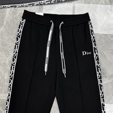 Dior迪奥秋冬限定天丝休闲直筒裤.把奢华感藏进日常通勤穿搭里.甄选定制高支天丝混纺,自带柔光垂感,久坐不起褶皱,透气不 Dior迪奥秋冬限定天丝休闲直筒裤.把奢华感藏进日常通勤穿搭里.甄选定制高支天丝混纺,自带柔光垂感,久坐不起褶皱,透气不