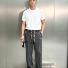 Dior迪奥秋冬限定天丝休闲直筒裤.把奢华感藏进日常通勤穿搭里.甄选定制高支天丝混纺,自带柔光垂感,久坐不起褶皱,透气不 Dior迪奥秋冬限定天丝休闲直筒裤.把奢华感藏进日常通勤穿搭里.甄选定制高支天丝混纺,自带柔光垂感,久坐不起褶皱,透气不