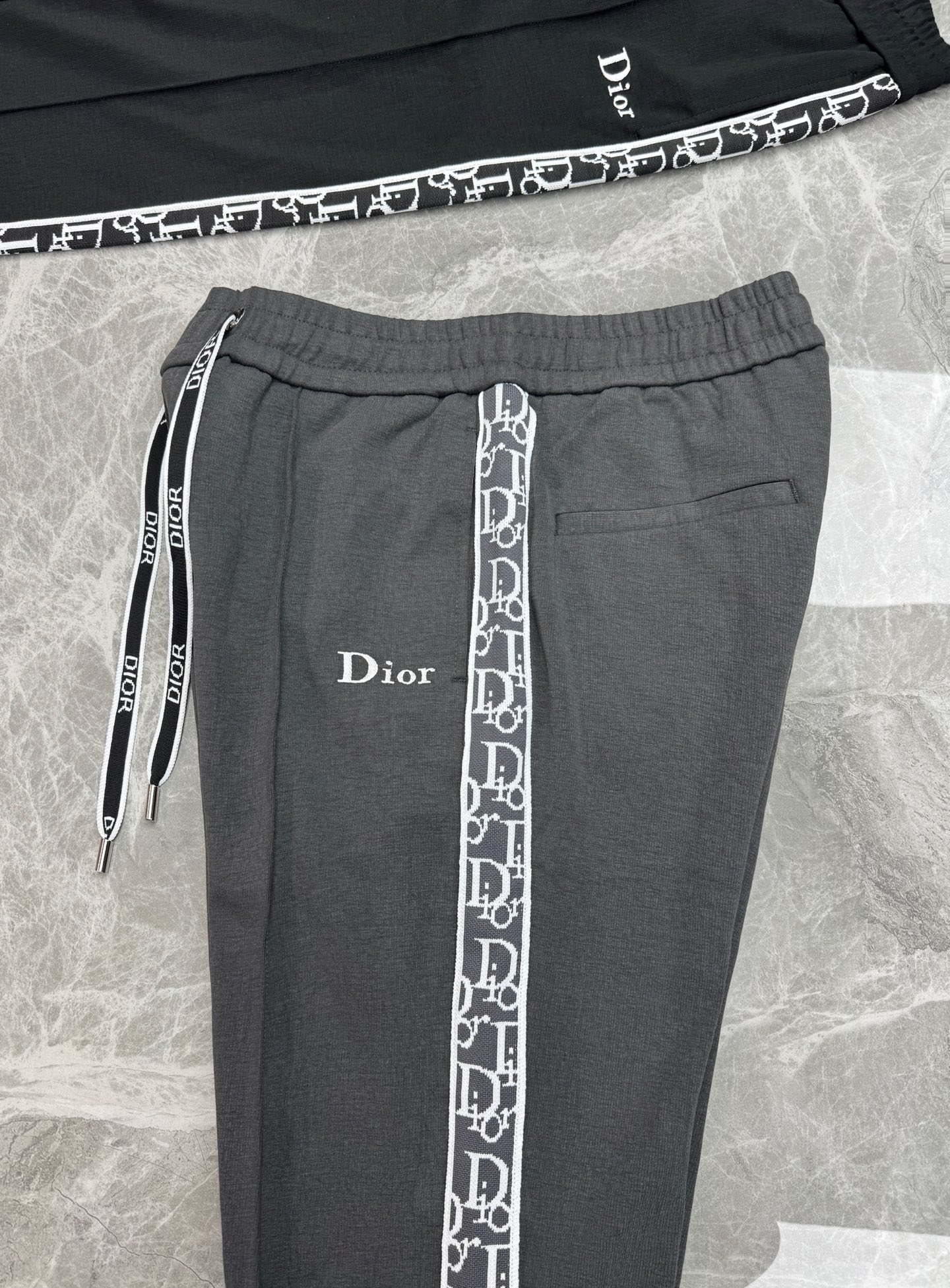 Dior迪奥秋冬限定天丝休闲直筒裤.把奢华感藏进日常通勤穿搭里.甄选定制高支天丝混纺,自带柔光垂感,久坐不起褶皱,透气不 Dior迪奥秋冬限定天丝休闲直筒裤.把奢华感藏进日常通勤穿搭里.甄选定制高支天丝混纺,自带柔光垂感,久坐不起褶皱,透气不