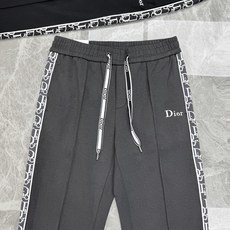 Dior迪奥秋冬限定天丝休闲直筒裤.把奢华感藏进日常通勤穿搭里.甄选定制高支天丝混纺,自带柔光垂感,久坐不起褶皱,透气不 Dior迪奥秋冬限定天丝休闲直筒裤.把奢华感藏进日常通勤穿搭里.甄选定制高支天丝混纺,自带柔光垂感,久坐不起褶皱,透气不