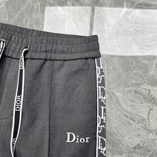 Dior迪奥秋冬限定天丝休闲直筒裤.把奢华感藏进日常通勤穿搭里.甄选定制高支天丝混纺,自带柔光垂感,久坐不起褶皱,透气不 Dior迪奥秋冬限定天丝休闲直筒裤.把奢华感藏进日常通勤穿搭里.甄选定制高支天丝混纺,自带柔光垂感,久坐不起褶皱,透气不