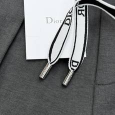 Dior迪奥秋冬限定天丝休闲直筒裤.把奢华感藏进日常通勤穿搭里.甄选定制高支天丝混纺,自带柔光垂感,久坐不起褶皱,透气不 Dior迪奥秋冬限定天丝休闲直筒裤.把奢华感藏进日常通勤穿搭里.甄选定制高支天丝混纺,自带柔光垂感,久坐不起褶皱,透气不