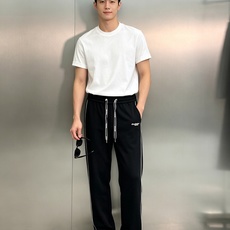 Dior迪奥2026秋冬限定直筒休闲卫裤.把高级松弛感穿在身上,兼顾正装质感与休闲舒适 甄选定制高密天丝棉面料,自带柔光 Dior迪奥2026秋冬限定直筒休闲卫裤.把高级松弛感穿在身上,兼顾正装质感与休闲舒适 甄选定制高密天丝棉面料,自带柔光