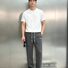Dior迪奥2026秋冬限定直筒休闲卫裤.把高级松弛感穿在身上,兼顾正装质感与休闲舒适 甄选定制高密天丝棉面料,自带柔光 Dior迪奥2026秋冬限定直筒休闲卫裤.把高级松弛感穿在身上,兼顾正装质感与休闲舒适 甄选定制高密天丝棉面料,自带柔光
