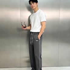 Dior迪奥2026秋冬限定直筒休闲卫裤.把高级松弛感穿在身上,兼顾正装质感与休闲舒适 甄选定制高密天丝棉面料,自带柔光 Dior迪奥2026秋冬限定直筒休闲卫裤.把高级松弛感穿在身上,兼顾正装质感与休闲舒适 甄选定制高密天丝棉面料,自带柔光