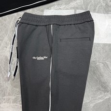 Dior迪奥2026秋冬限定直筒休闲卫裤.把高级松弛感穿在身上,兼顾正装质感与休闲舒适 甄选定制高密天丝棉面料,自带柔光 Dior迪奥2026秋冬限定直筒休闲卫裤.把高级松弛感穿在身上,兼顾正装质感与休闲舒适 甄选定制高密天丝棉面料,自带柔光