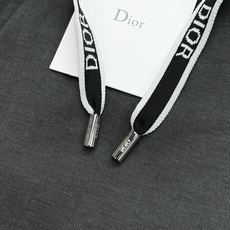 Dior迪奥2026秋冬限定直筒休闲卫裤.把高级松弛感穿在身上,兼顾正装质感与休闲舒适 甄选定制高密天丝棉面料,自带柔光 Dior迪奥2026秋冬限定直筒休闲卫裤.把高级松弛感穿在身上,兼顾正装质感与休闲舒适 甄选定制高密天丝棉面料,自带柔光