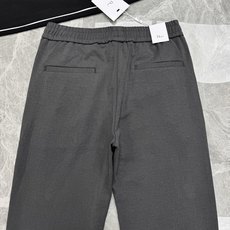 Dior迪奥2026秋冬限定直筒休闲卫裤.把高级松弛感穿在身上,兼顾正装质感与休闲舒适 甄选定制高密天丝棉面料,自带柔光 Dior迪奥2026秋冬限定直筒休闲卫裤.把高级松弛感穿在身上,兼顾正装质感与休闲舒适 甄选定制高密天丝棉面料,自带柔光