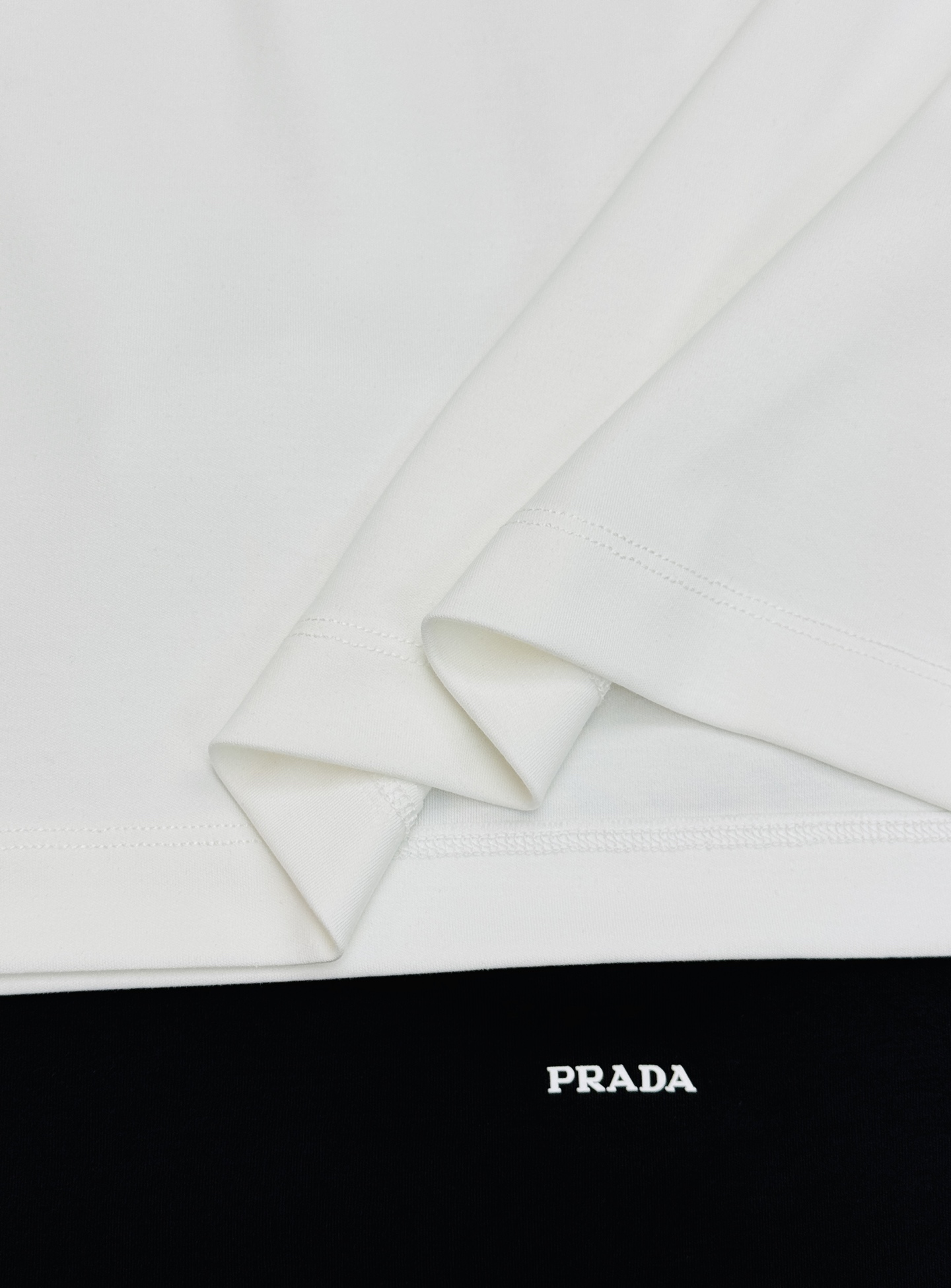 Prada普拉达2026秋冬基础款重磅莫代尔短袖|真正高端男人的衣柜刚需🎗️甄选300g高定莫代尔面料,区别市面轻薄款, Prada普拉达2026秋冬基础款重磅莫代尔短袖|真正高端男人的衣柜刚需🎗️甄选300g高定莫代尔面料,区别市面轻薄款,