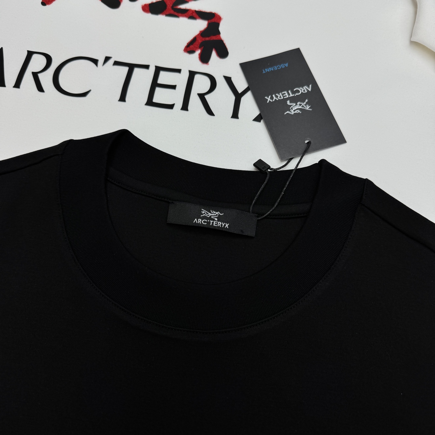 ARC'TERYX始祖鸟新款重磅莫代尔修身短袖🤵300g加厚莫代尔面料区别市面薄款，上手自带细腻柔光触感，上身垂坠丝滑，