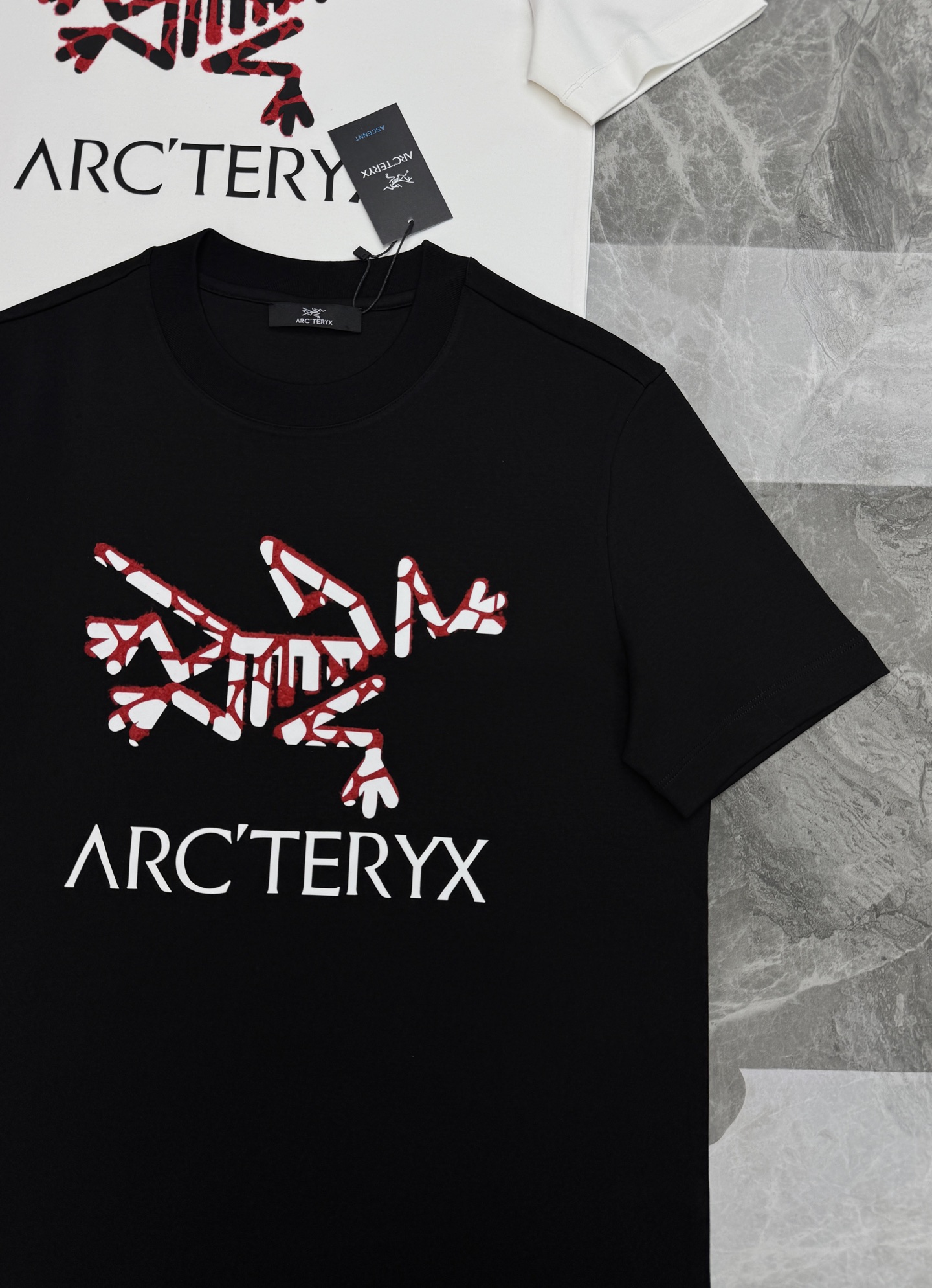 ARC'TERYX始祖鸟新款重磅莫代尔修身短袖🤵300g加厚莫代尔面料区别市面薄款，上手自带细腻柔光触感，上身垂坠丝滑，