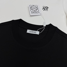 极简高级,永不过时的质感单品❤️LOEWE罗意威新品重磅300g莫代尔短袖🎗️修身利落版型,不紧绷不臃肿,恰到好处修饰身 极简高级,永不过时的质感单品❤️LOEWE罗意威新品重磅300g莫代尔短袖🎗️修身利落版型,不紧绷不臃肿,恰到好处修饰身