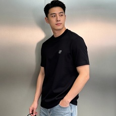 极简高级,永不过时的质感单品❤️LOEWE罗意威新品重磅300g莫代尔短袖🎗️修身利落版型,不紧绷不臃肿,恰到好处修饰身 极简高级,永不过时的质感单品❤️LOEWE罗意威新品重磅300g莫代尔短袖🎗️修身利落版型,不紧绷不臃肿,恰到好处修饰身