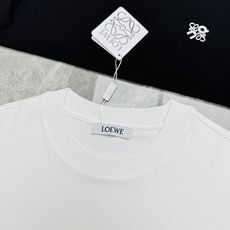 极简高级,永不过时的质感单品❤️LOEWE罗意威新品重磅300g莫代尔短袖🎗️修身利落版型,不紧绷不臃肿,恰到好处修饰身 极简高级,永不过时的质感单品❤️LOEWE罗意威新品重磅300g莫代尔短袖🎗️修身利落版型,不紧绷不臃肿,恰到好处修饰身