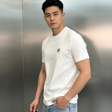 极简高级,永不过时的质感单品❤️LOEWE罗意威新品重磅300g莫代尔短袖🎗️修身利落版型,不紧绷不臃肿,恰到好处修饰身 极简高级,永不过时的质感单品❤️LOEWE罗意威新品重磅300g莫代尔短袖🎗️修身利落版型,不紧绷不臃肿,恰到好处修饰身