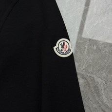 Moncler蒙口|把海岸风景穿在身上,轻奢卫衣❤️男生秋日衣柜刚需,这件Moncler棉莫卫衣质感直接拉满。合身版型剪 Moncler蒙口|把海岸风景穿在身上,轻奢卫衣❤️男生秋日衣柜刚需,这件Moncler棉莫卫衣质感直接拉满。合身版型剪