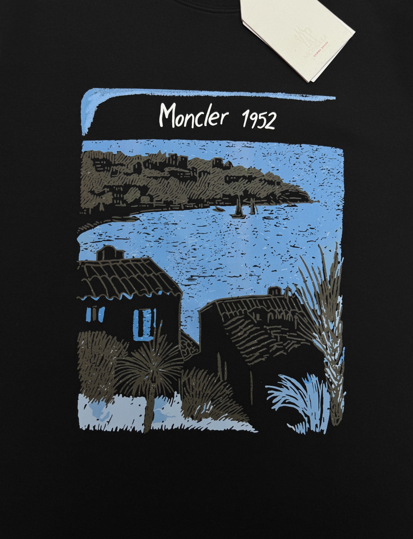 Moncler蒙口|把海岸风景穿在身上,轻奢卫衣❤️男生秋日衣柜刚需,这件Moncler棉莫卫衣质感直接拉满。合身版型剪 Moncler蒙口|把海岸风景穿在身上,轻奢卫衣❤️男生秋日衣柜刚需,这件Moncler棉莫卫衣质感直接拉满。合身版型剪