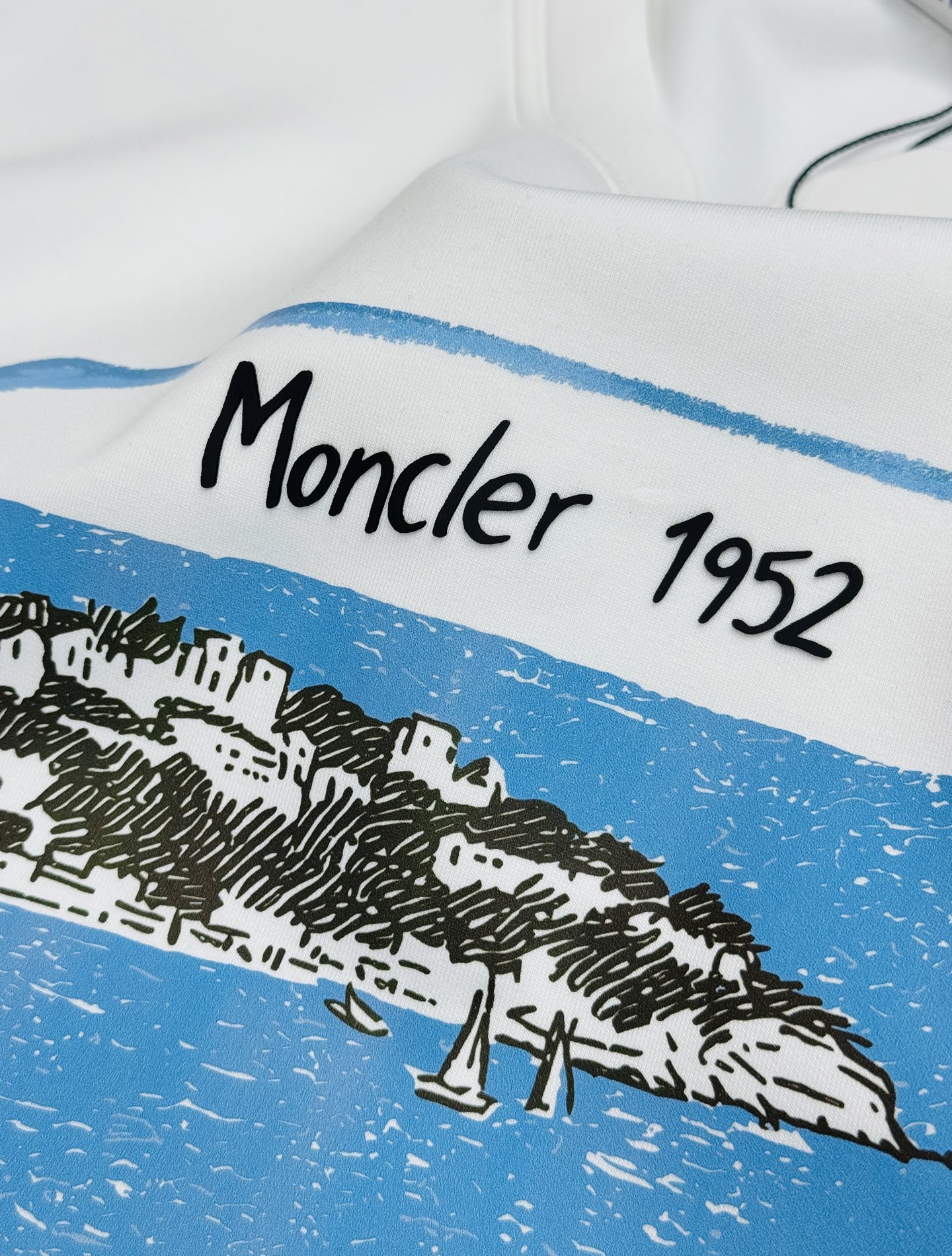 Moncler蒙口｜把海岸风景穿在身上，轻奢卫衣❤️男生秋日衣柜刚需，这件Moncler棉莫卫衣质感直接拉满。合身版型剪