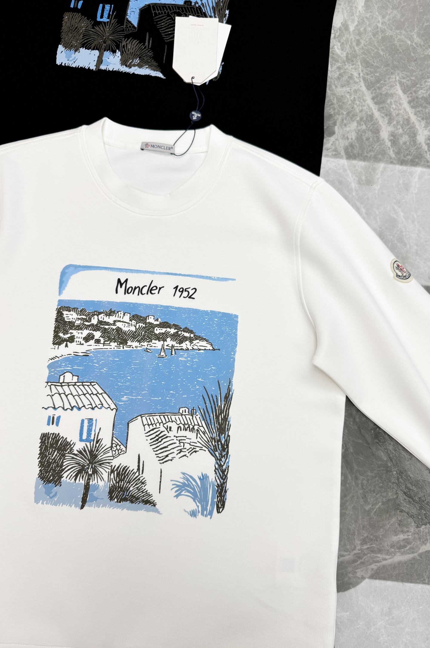 Moncler蒙口｜把海岸风景穿在身上，轻奢卫衣❤️男生秋日衣柜刚需，这件Moncler棉莫卫衣质感直接拉满。合身版型剪