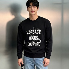 VERSACE JEANS COUTURE 范思哲秋冬新品卫衣❤️甄选棉莫混纺面料,兼顾棉质挺括与莫代尔丝滑触感,上身垂 VERSACE JEANS COUTURE 范思哲秋冬新品卫衣❤️甄选棉莫混纺面料,兼顾棉质挺括与莫代尔丝滑触感,上身垂