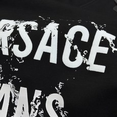 VERSACE JEANS COUTURE 范思哲秋冬新品卫衣❤️甄选棉莫混纺面料,兼顾棉质挺括与莫代尔丝滑触感,上身垂 VERSACE JEANS COUTURE 范思哲秋冬新品卫衣❤️甄选棉莫混纺面料,兼顾棉质挺括与莫代尔丝滑触感,上身垂
