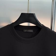 VERSACE JEANS COUTURE 范思哲秋冬新品卫衣❤️甄选棉莫混纺面料,兼顾棉质挺括与莫代尔丝滑触感,上身垂 VERSACE JEANS COUTURE 范思哲秋冬新品卫衣❤️甄选棉莫混纺面料,兼顾棉质挺括与莫代尔丝滑触感,上身垂