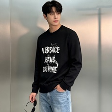 VERSACE JEANS COUTURE 范思哲秋冬新品卫衣❤️甄选棉莫混纺面料,兼顾棉质挺括与莫代尔丝滑触感,上身垂 VERSACE JEANS COUTURE 范思哲秋冬新品卫衣❤️甄选棉莫混纺面料,兼顾棉质挺括与莫代尔丝滑触感,上身垂