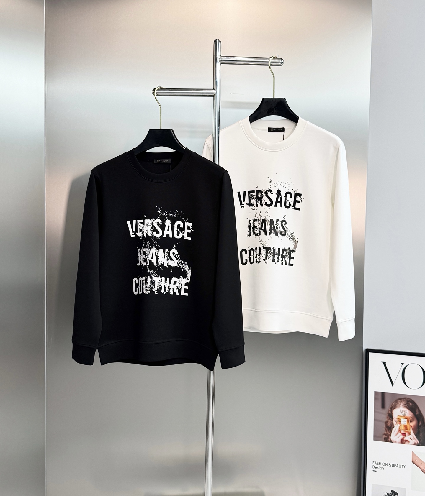 VERSACE JEANS COUTURE 范思哲秋冬新品卫衣❤️甄选棉莫混纺面料,兼顾棉质挺括与莫代尔丝滑触感,上身垂 VERSACE JEANS COUTURE 范思哲秋冬新品卫衣❤️甄选棉莫混纺面料,兼顾棉质挺括与莫代尔丝滑触感,上身垂