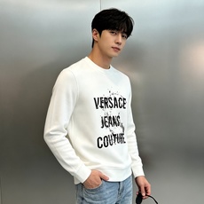 VERSACE JEANS COUTURE 范思哲秋冬新品卫衣❤️甄选棉莫混纺面料,兼顾棉质挺括与莫代尔丝滑触感,上身垂 VERSACE JEANS COUTURE 范思哲秋冬新品卫衣❤️甄选棉莫混纺面料,兼顾棉质挺括与莫代尔丝滑触感,上身垂
