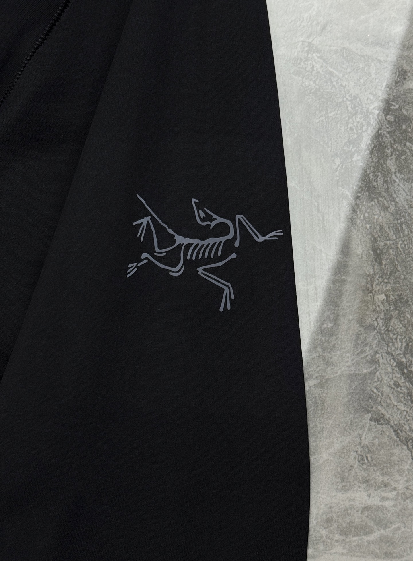 ARC'TERYX 始祖鸟机能长袖打底🆕兼顾户外实用性与日常高级感。细腻亲肤面料，透气不闷汗！利落插肩剪裁，活动无束缚。