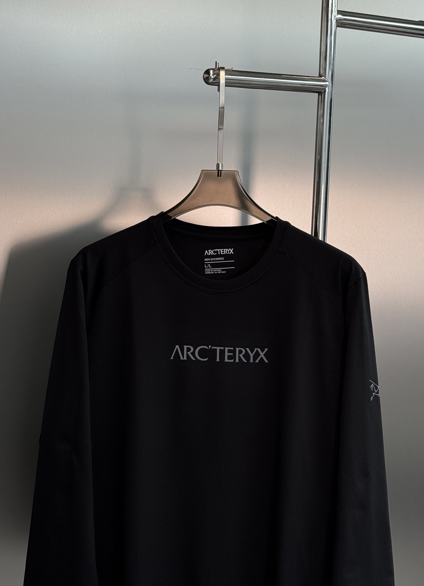 ARC'TERYX 始祖鸟机能长袖打底🆕兼顾户外实用性与日常高级感。细腻亲肤面料，透气不闷汗！利落插肩剪裁，活动无束缚。