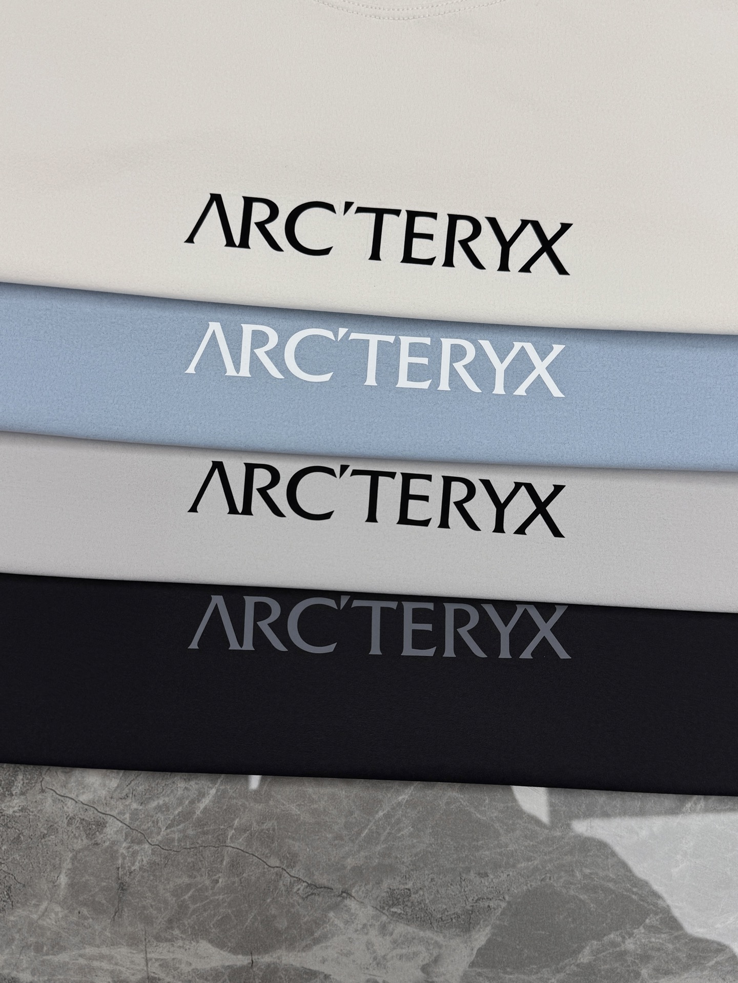 ARC'TERYX 始祖鸟机能长袖打底🆕兼顾户外实用性与日常高级感。细腻亲肤面料，透气不闷汗！利落插肩剪裁，活动无束缚。