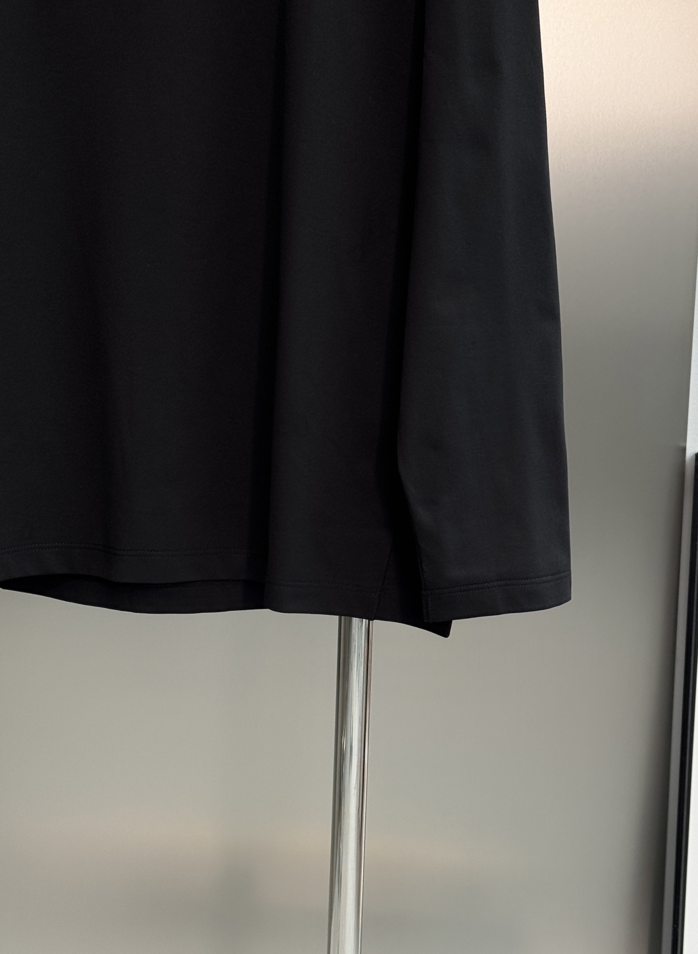 ARC'TERYX 始祖鸟机能长袖打底🆕兼顾户外实用性与日常高级感。细腻亲肤面料，透气不闷汗！利落插肩剪裁，活动无束缚。