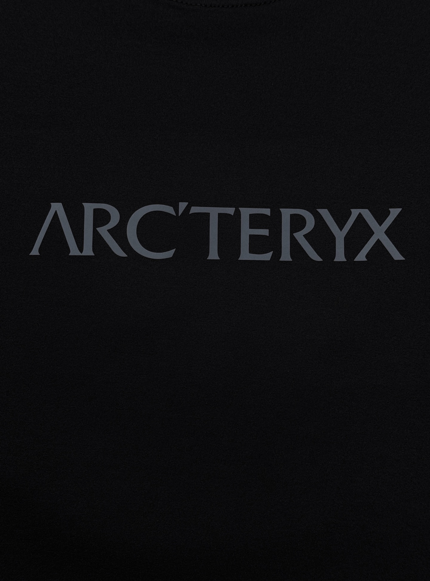 ARC'TERYX 始祖鸟机能长袖打底🆕兼顾户外实用性与日常高级感。细腻亲肤面料，透气不闷汗！利落插肩剪裁，活动无束缚。