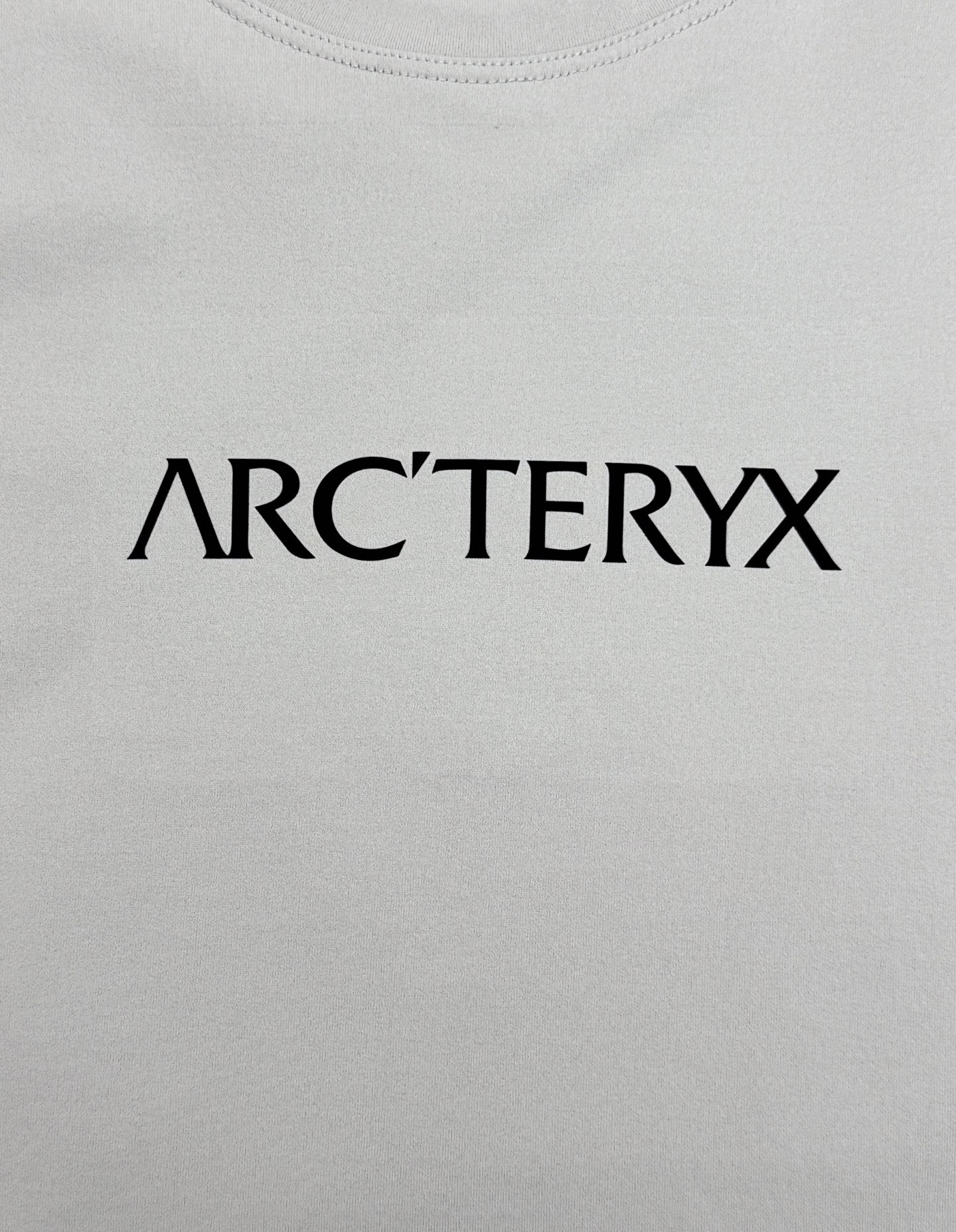 ARC'TERYX 始祖鸟机能长袖打底🆕兼顾户外实用性与日常高级感。细腻亲肤面料，透气不闷汗！利落插肩剪裁，活动无束缚。