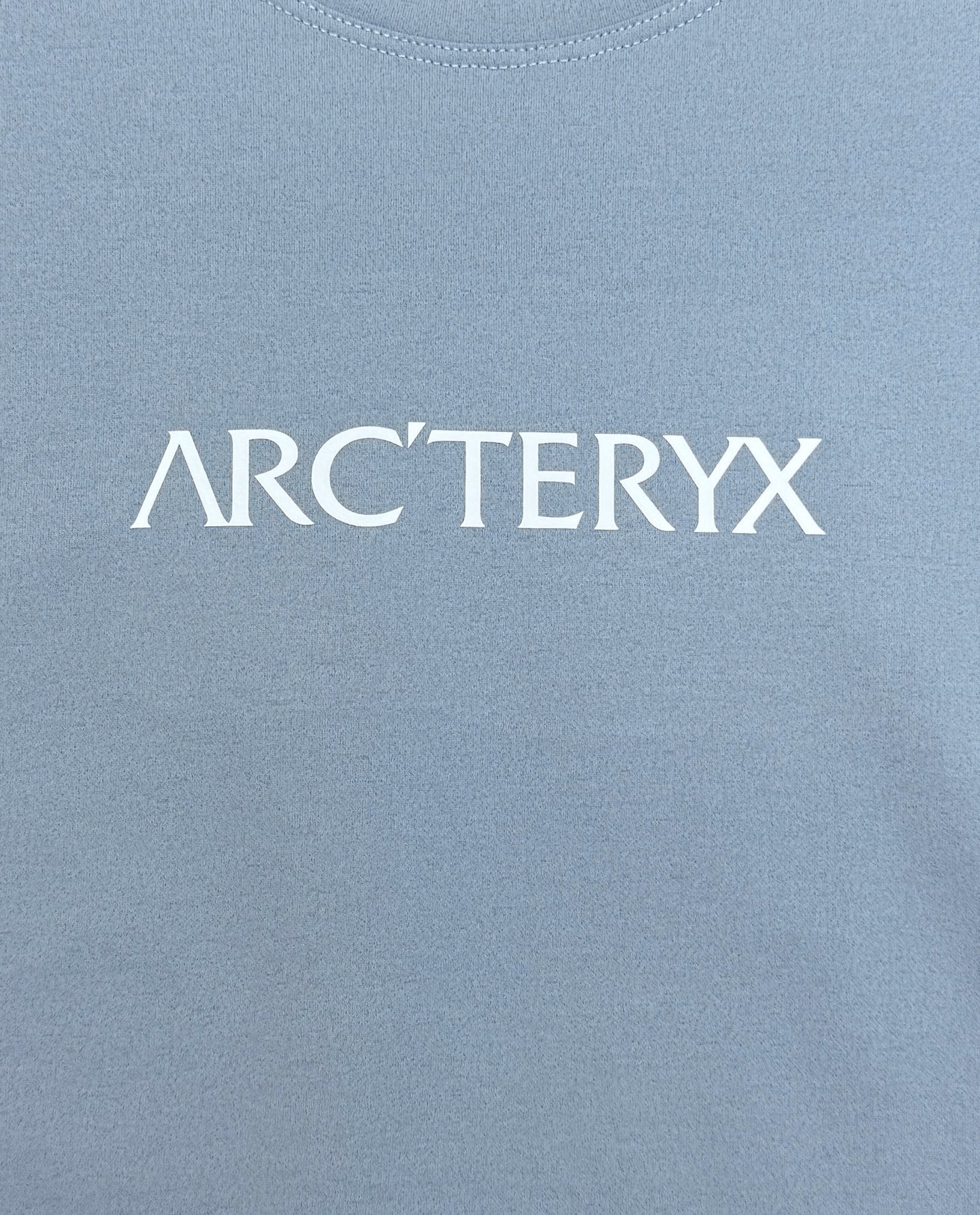 ARC'TERYX 始祖鸟机能长袖打底🆕兼顾户外实用性与日常高级感。细腻亲肤面料，透气不闷汗！利落插肩剪裁，活动无束缚。