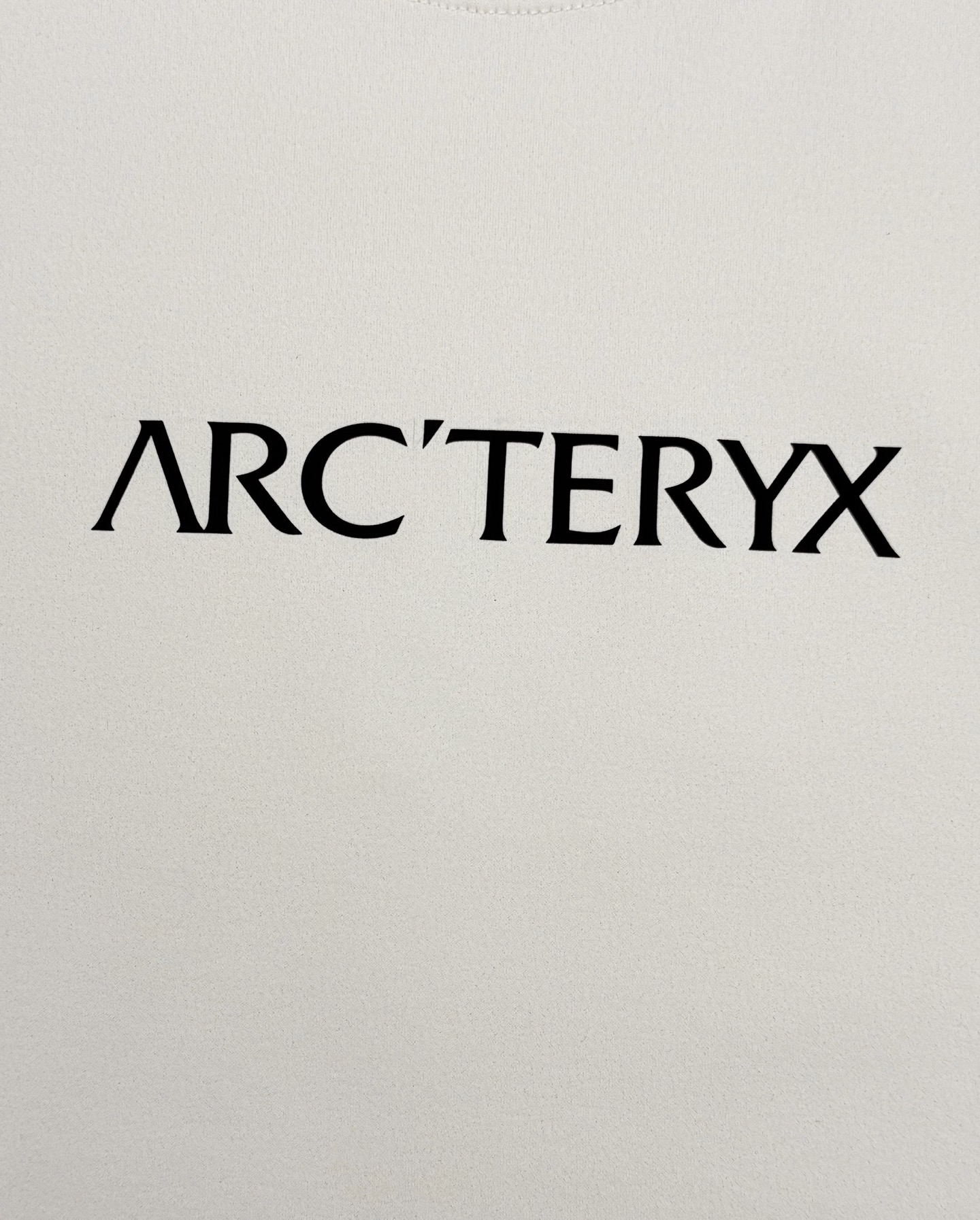 ARC'TERYX 始祖鸟机能长袖打底🆕兼顾户外实用性与日常高级感。细腻亲肤面料，透气不闷汗！利落插肩剪裁，活动无束缚。