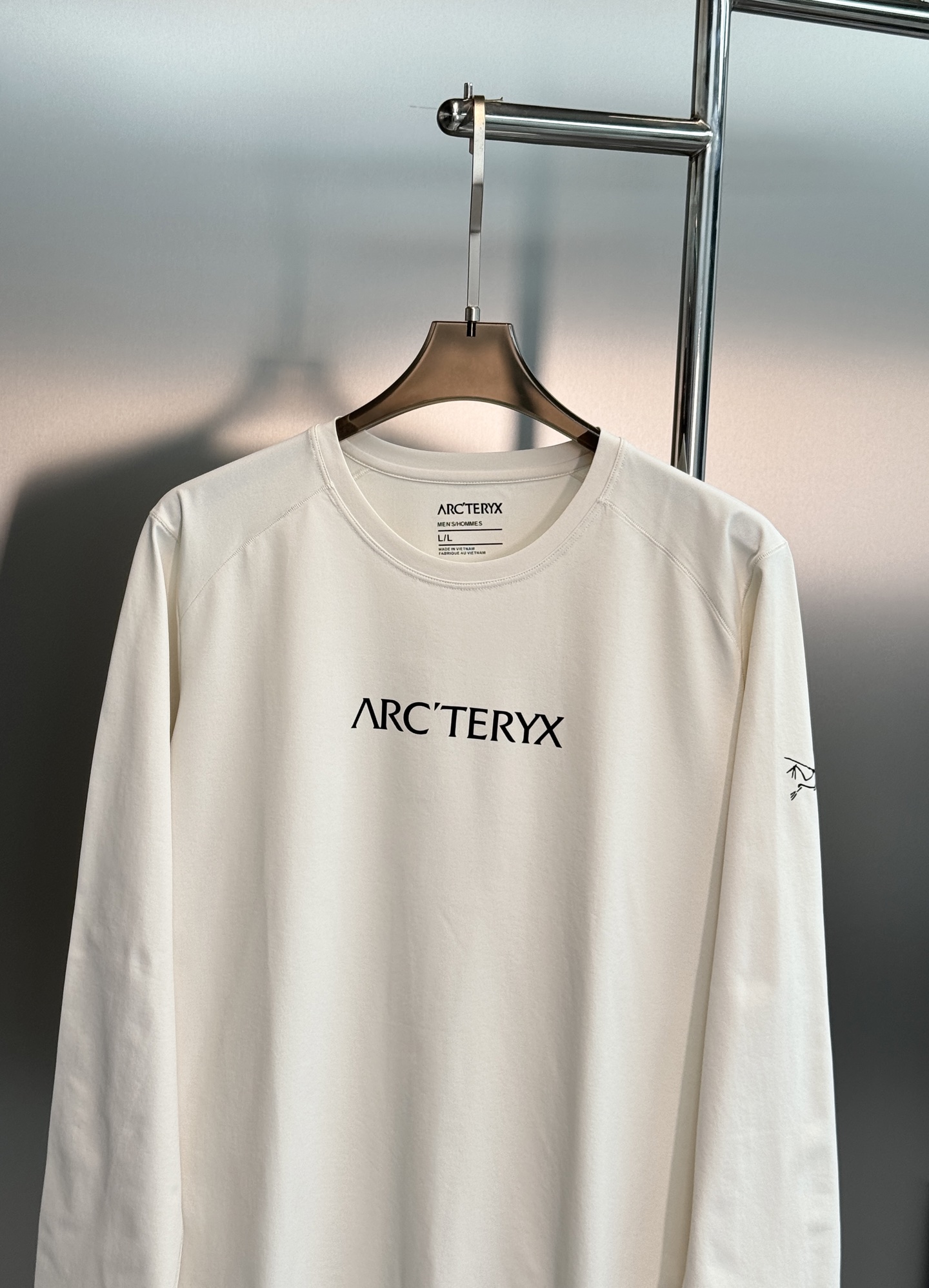 ARC'TERYX 始祖鸟机能长袖打底🆕兼顾户外实用性与日常高级感。细腻亲肤面料，透气不闷汗！利落插肩剪裁，活动无束缚。