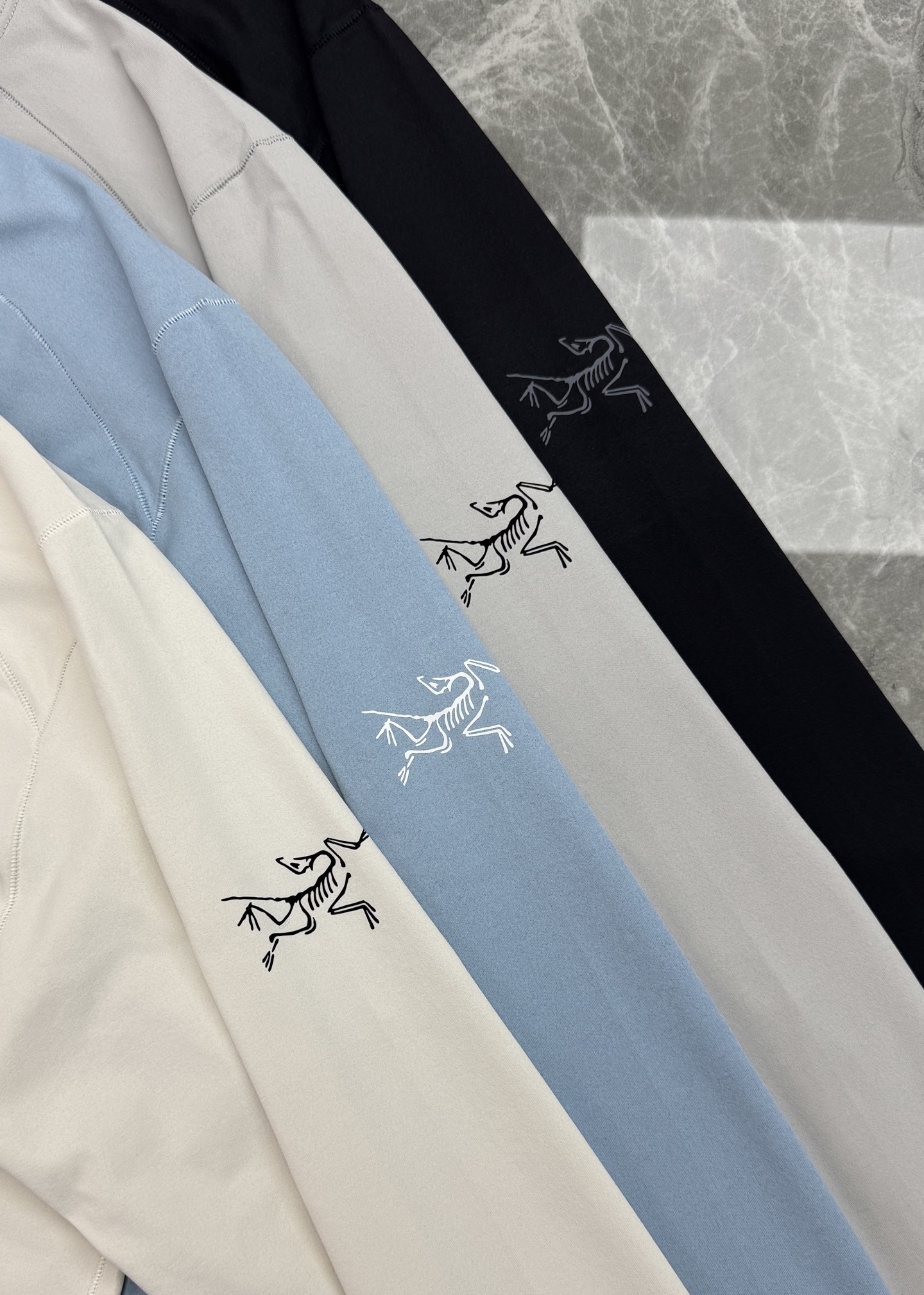 ARC'TERYX 始祖鸟机能长袖打底🆕兼顾户外实用性与日常高级感。细腻亲肤面料，透气不闷汗！利落插肩剪裁，活动无束缚。