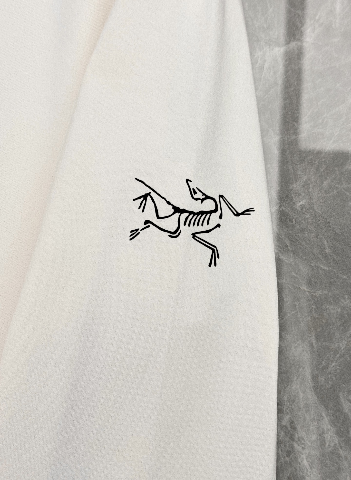 ARC'TERYX 始祖鸟机能长袖打底🆕兼顾户外实用性与日常高级感。细腻亲肤面料，透气不闷汗！利落插肩剪裁，活动无束缚。
